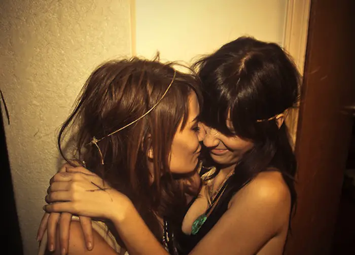 Две сексуальные подруги вылизывают друг другу щели в ночном клубе